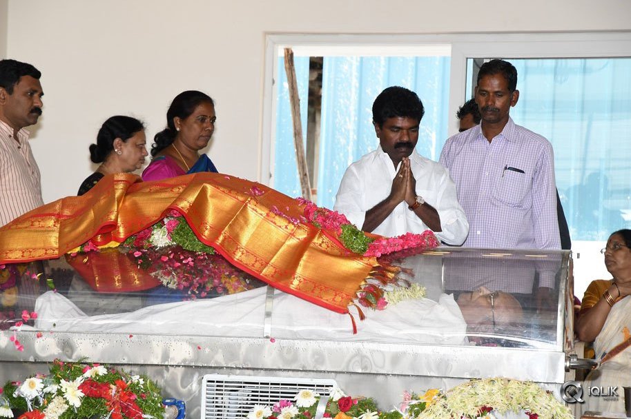 Celebs-Pay-Condolences-to-C-Narayana-Reddy